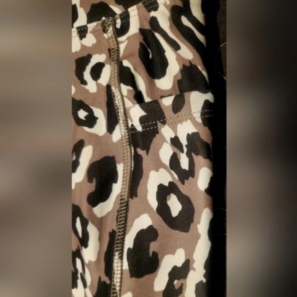 Bally Fitness Womens‎ Animal Print Athletic Capri Leggings NWT Black Size Small